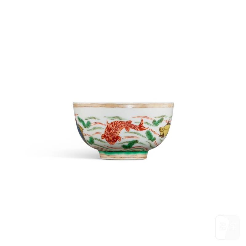 A wucai 'fish' cup, Qing dynasty, Kangxi period | 清康熙 五彩魚藻紋盃 《大明成化年製》仿款 - 图3